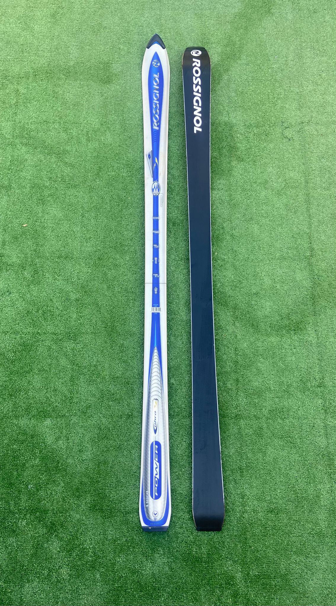 Esquís Rossignol Azul y Blanco – Rendimiento y Estilo en la Nieve