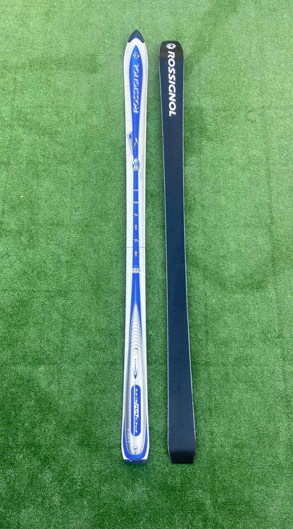 Esquís Rossignol Azul y Blanco – Rendimiento y Estilo en la Nieve