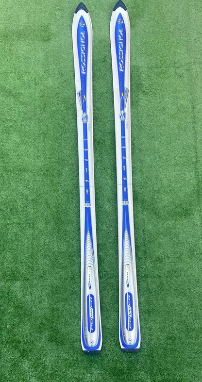 Esquís Rossignol Azul y Blanco – Rendimiento y Estilo en la Nieve