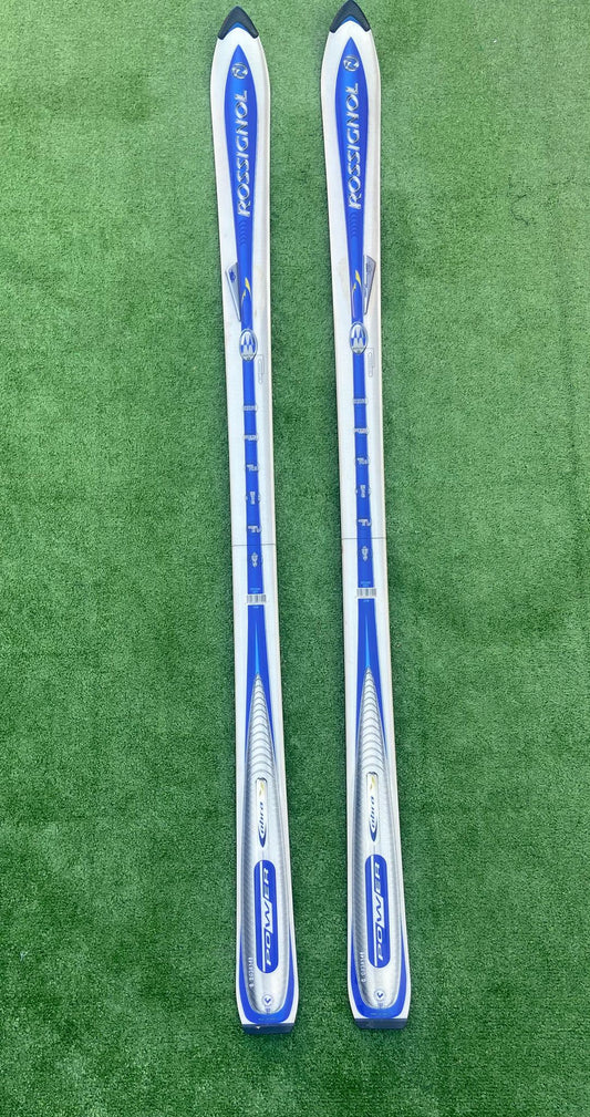 Esquís Rossignol Azul y Blanco – Rendimiento y Estilo en la Nieve